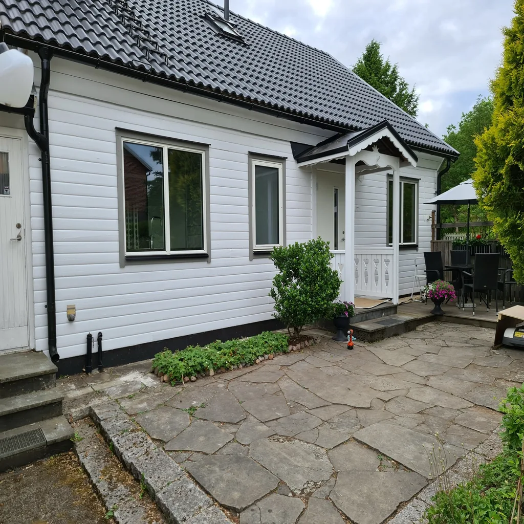 Nyrenoverad fasad på vitt trähus efter fasadtvätt, ND Takservice i Jonkoping
